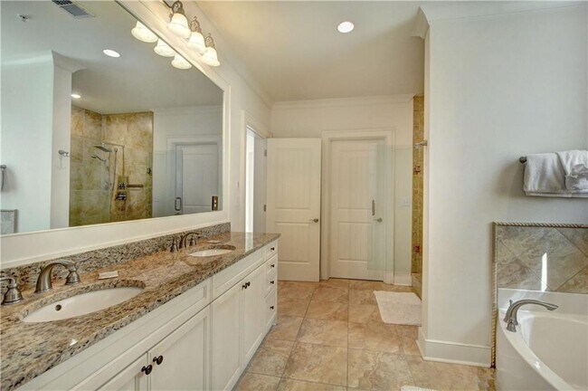 Building Photo - 10 Marina Dr