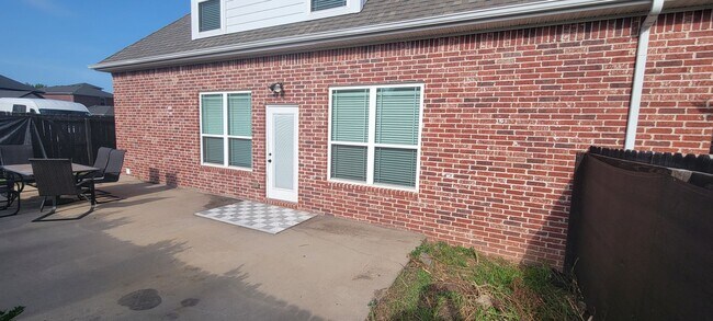Building Photo - 3 bedroom 2.5 bath / Community pool / 2 ca...