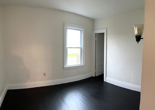 Building Photo - 108 Macamley St