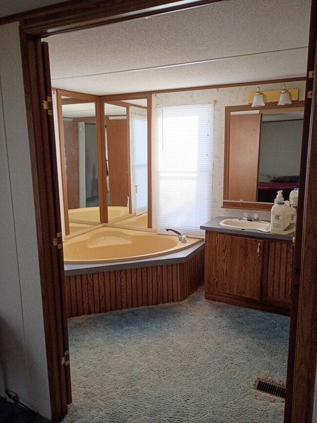 Building Photo - 643 Kelly Rd