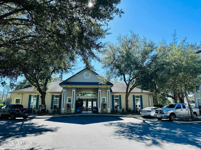 Building Photo - 13700 Richmond Park Dr N