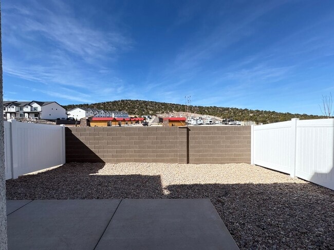 Building Photo - Crosshollows Home Available!