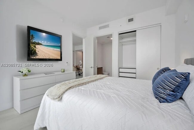 Building Photo - 17550 Collins Ave