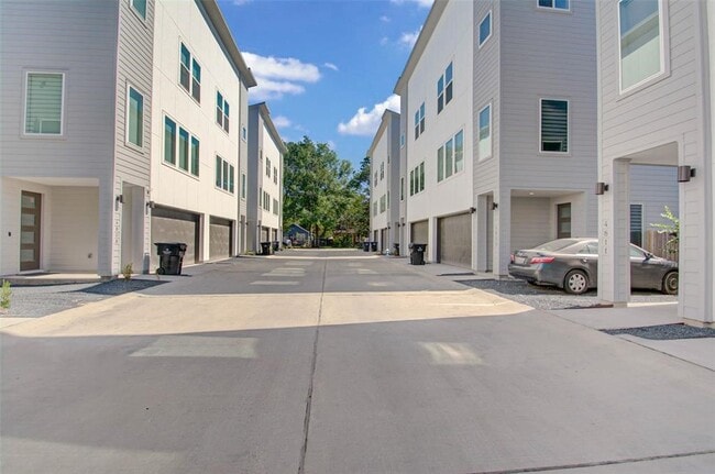 Building Photo - 4811 Martin Oaks Ln
