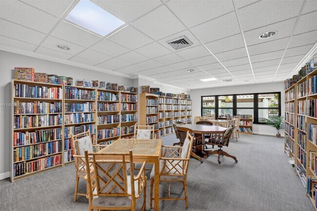 Building Photo - 3200 Port Royale Dr N