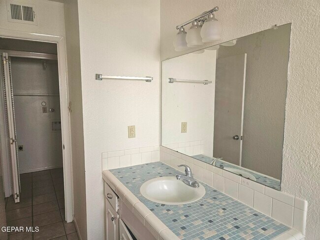 Building Photo - 6832 Escondido Dr