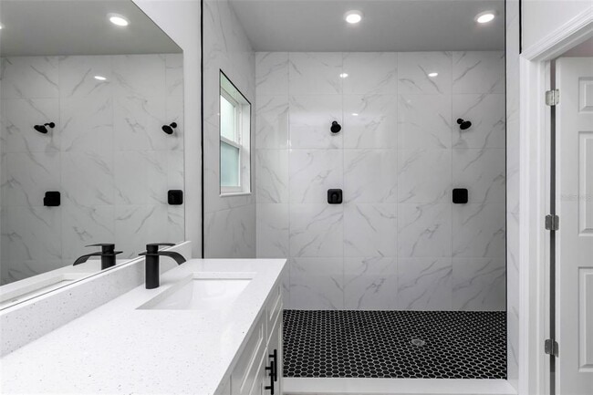 Building Photo - 7911 N Pocono Dr