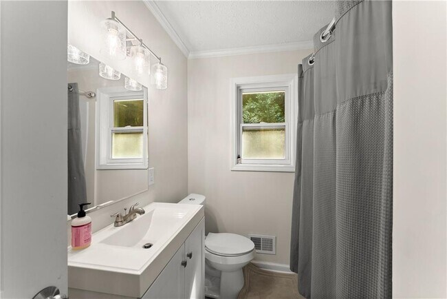 Building Photo - 269 Terrydale Dr SE