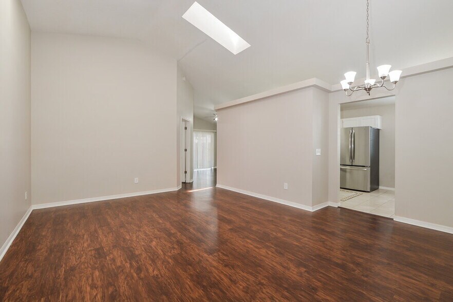 Building Photo - 493 Lancers Dr