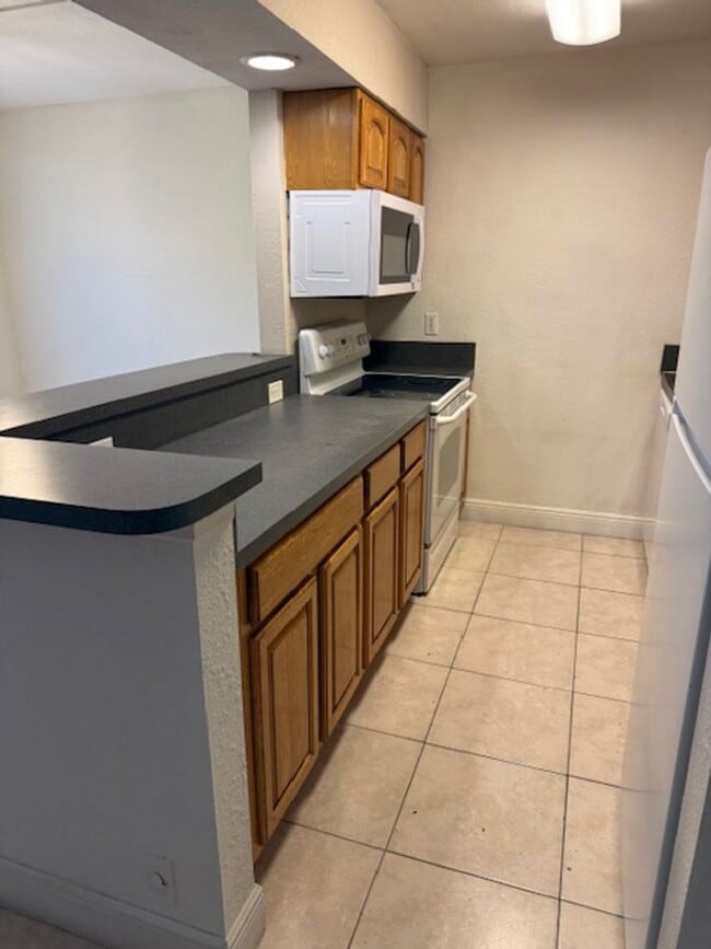 Building Photo - Ground floor 2 bedroom condo