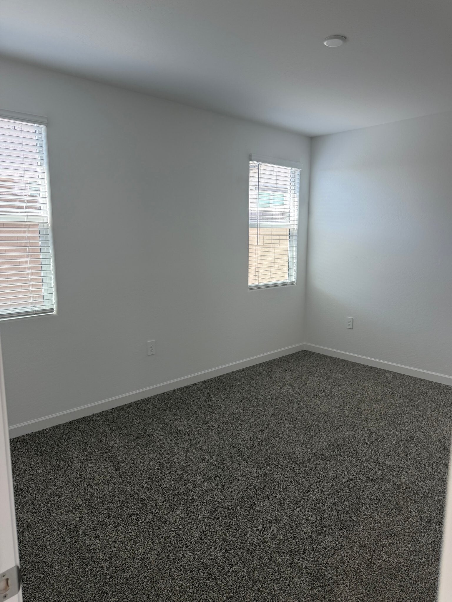 Building Photo - 2104 W Sylvan Ave