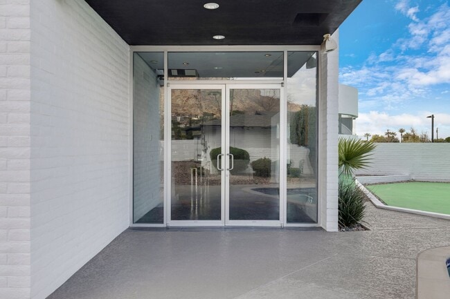 Building Photo - Mid-century modern home in Arcadia with pr...