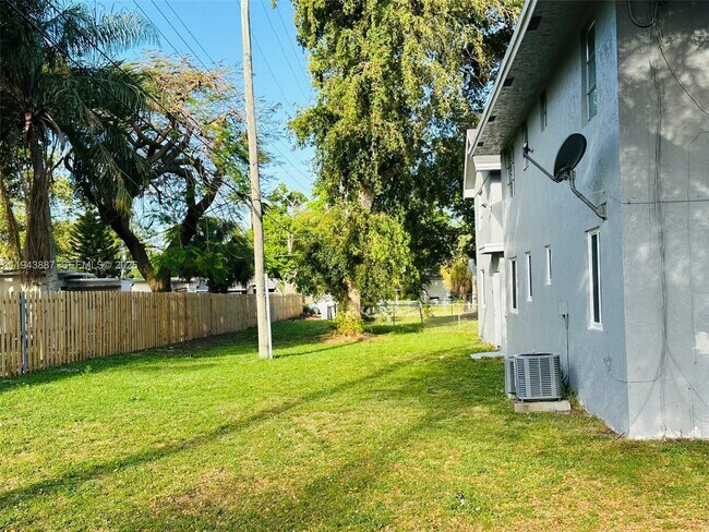 Building Photo - 414 SE 14th St