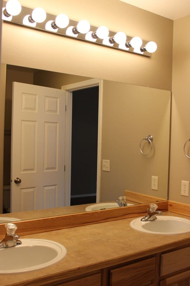 Building Photo - 16671 Shaw Pine Ct