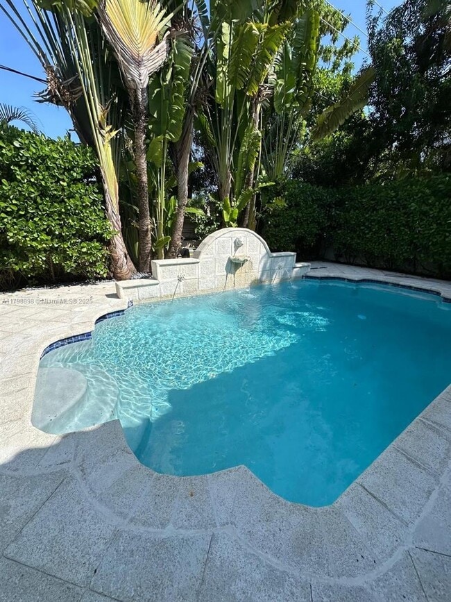 Building Photo - 2422 S Miami Ave