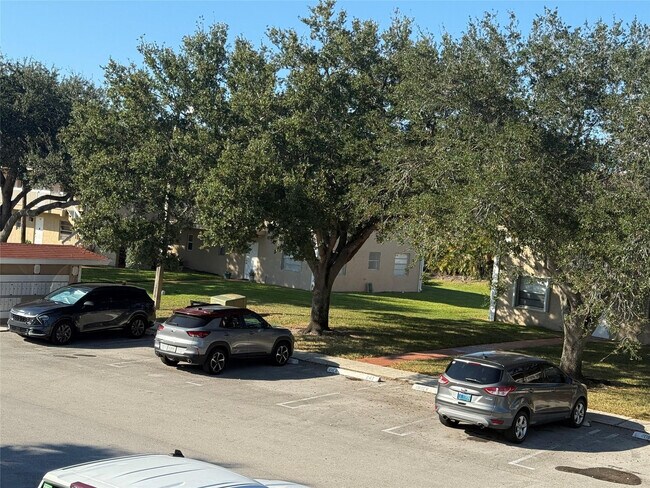 Building Photo - 9930 Twin Lakes Dr