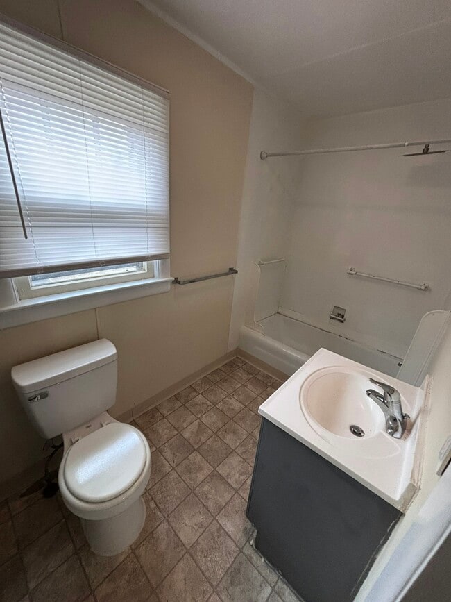 Building Photo - 363 N Maple Ave