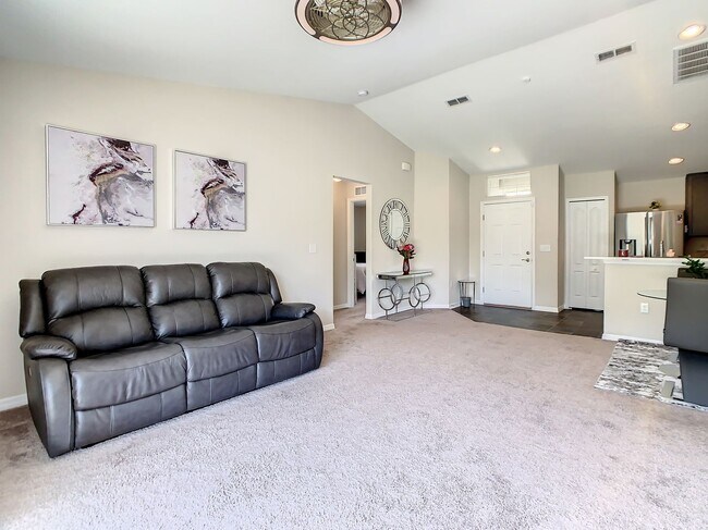 Building Photo - Beautiful 3 Bedroom 2 bath Home in desirab...