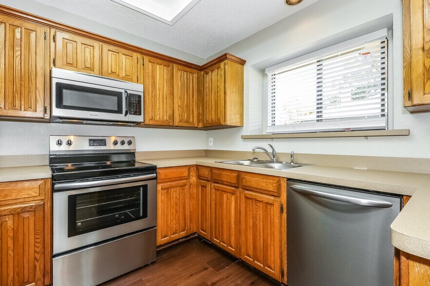 Building Photo - 7933 Clear Brook Cir