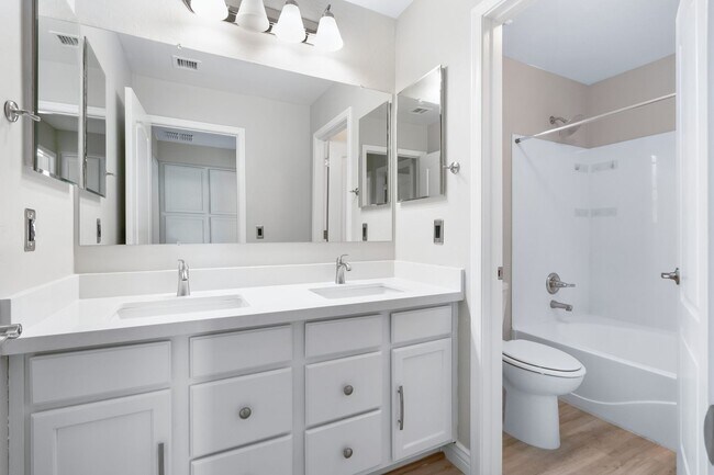 Building Photo - Gorgeous Everything you Need 4Bedroom plus Den Chandler Home!