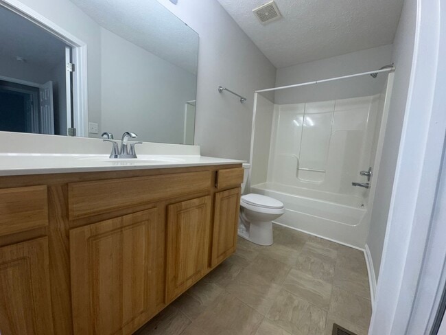 Building Photo - Newly Renovated 3BR 2BA home close to GM, ...