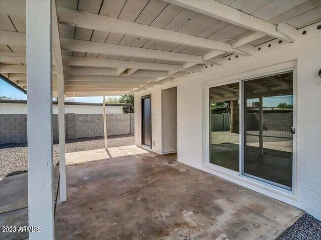 Building Photo - 3650 E Laurel Ln