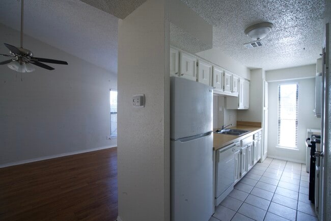Building Photo - 2255b Donna Dr