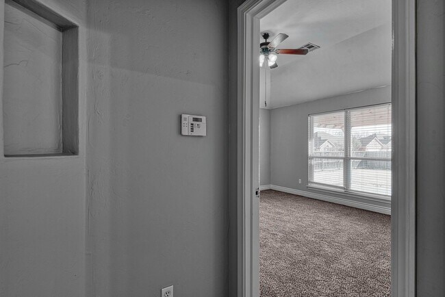 Building Photo - Gorgeous 4 Bed 2.5 Bath in Yukon!