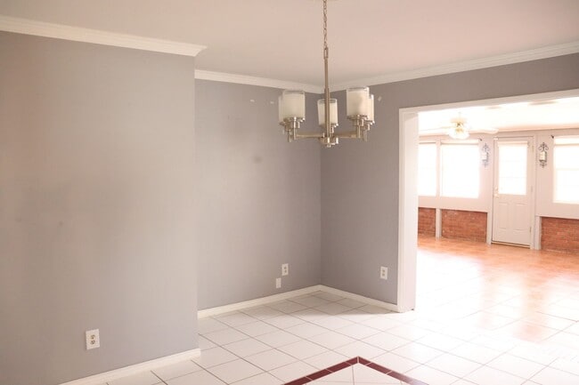 Building Photo - Large Home