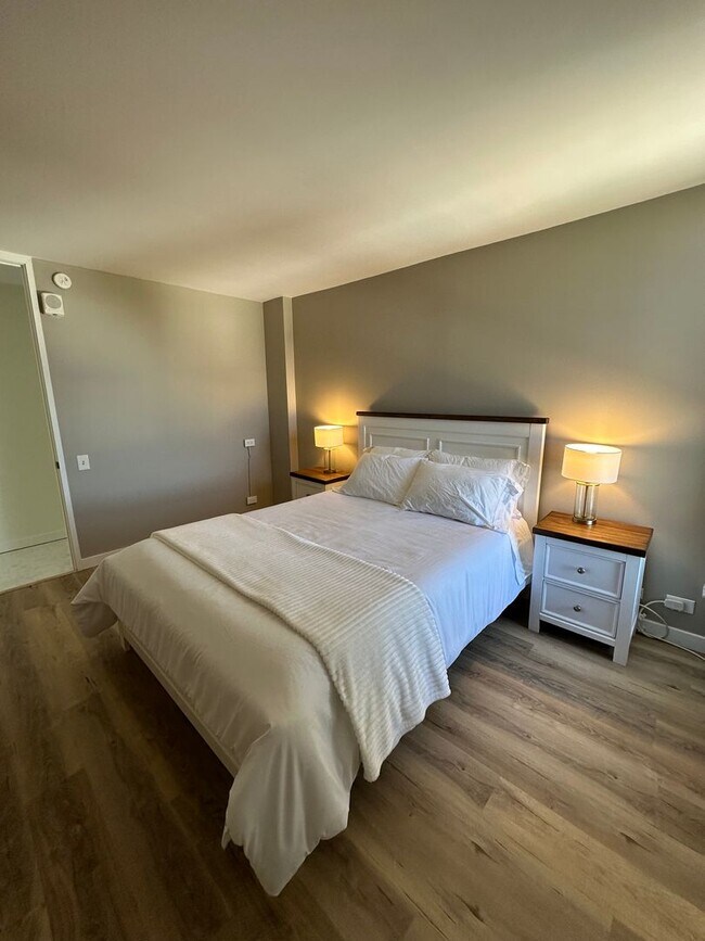Building Photo - Stunning Panoramic Ocean Views! Fully furn...