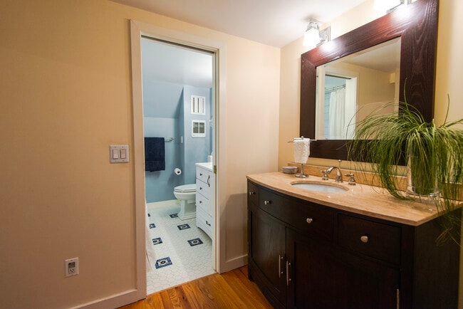 Building Photo - 172 Ponus Ave