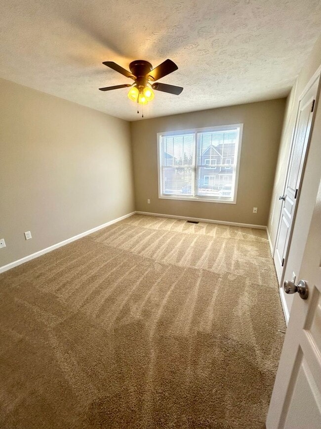 Building Photo - Town House For Rent