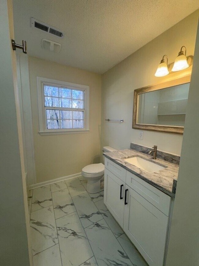 Building Photo - ****** HALF OFF FIRST FULL MONTH OF RENT!! ******