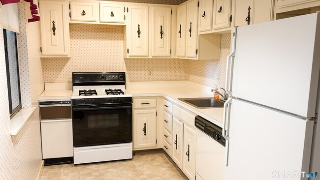 Building Photo - 14 Greenbriar Dr