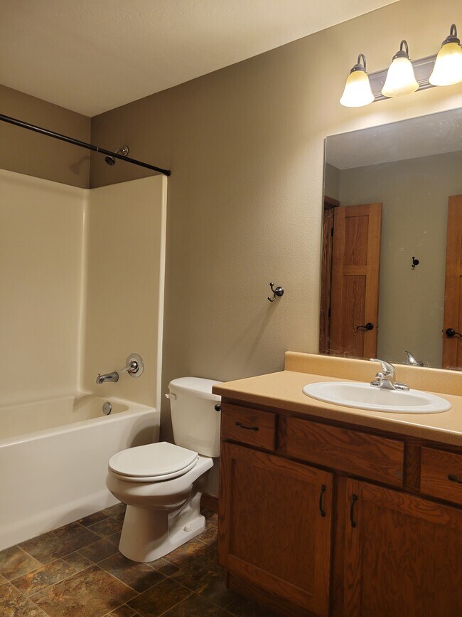 Building Photo - 720 Brooklawn Dr