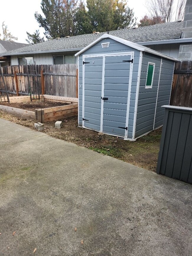 Building Photo - Modern 3 Bedroom Home with Spacious Backyard