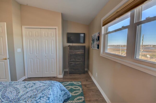 Building Photo - OFF SEASON RENTAL- Turtle Cove Community