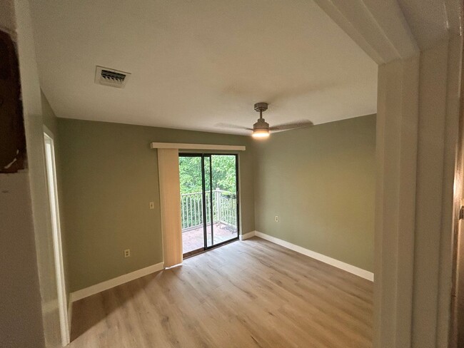 Building Photo - Adorable Updated 2/1.5 Furnished or Unfurn...