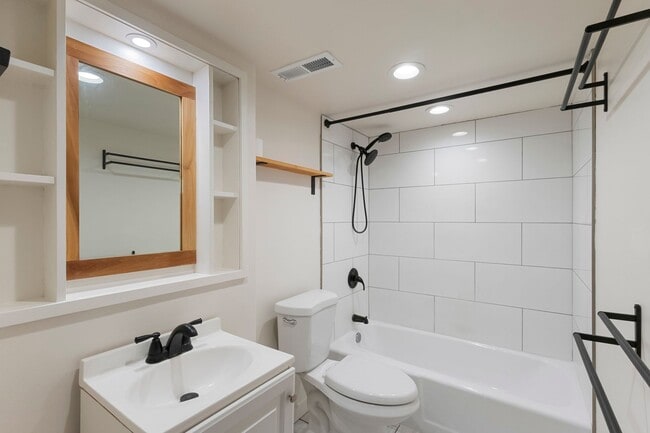 Building Photo - Updated 2-Bedroom Condo with Koolau Views in Prime Kaneohe Location