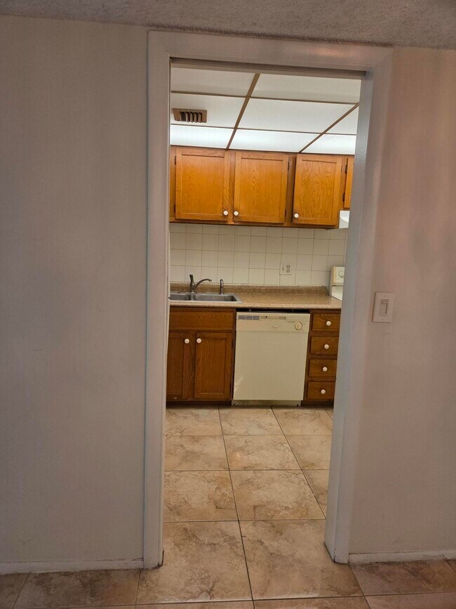 Building Photo - 3720 Inverrary Dr