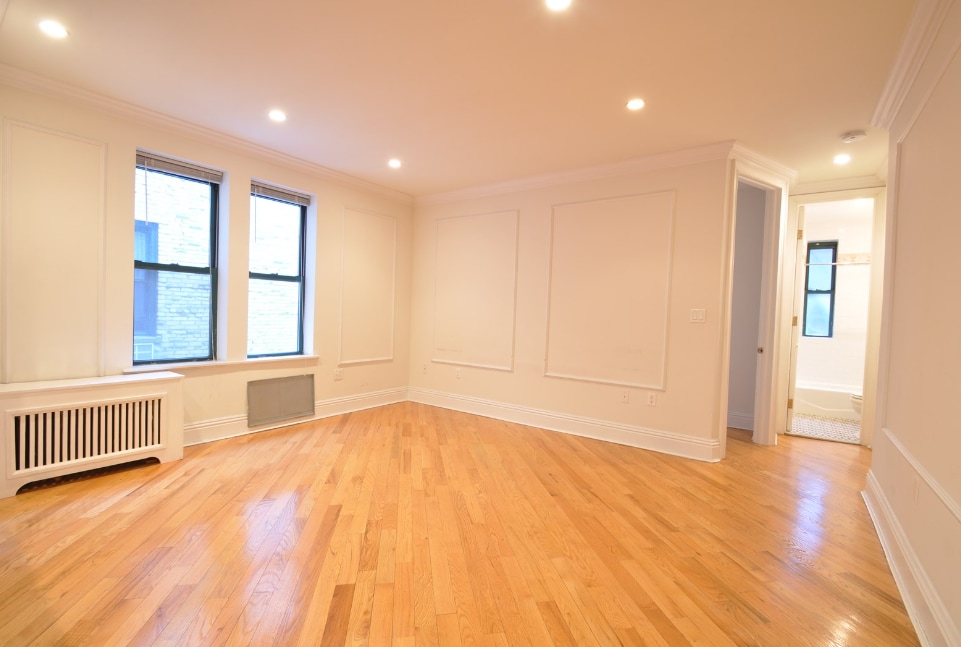 Building Photo - 130 E 70th St