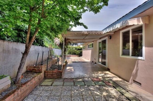 Building Photo - 3 bed 2 bath home for rent in San Mateo