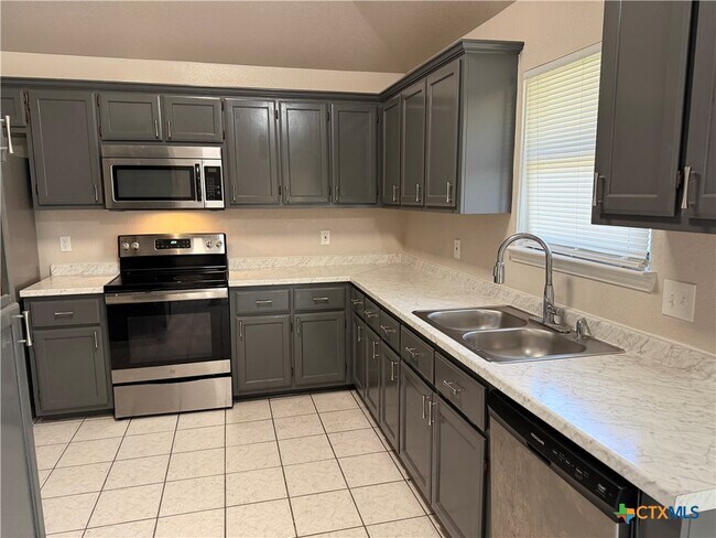 Building Photo - 916 Whirlaway Dr