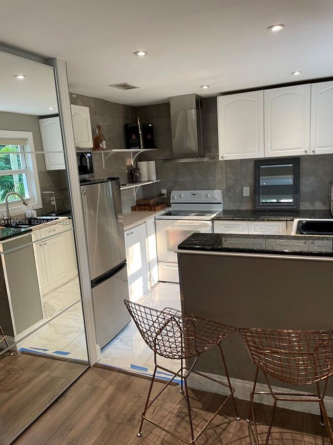 Building Photo - 2654 SW 25th Ter