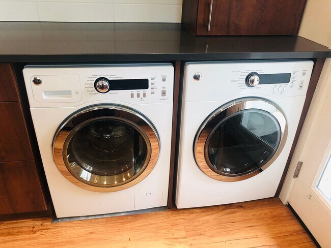 Building Photo - Sola 16