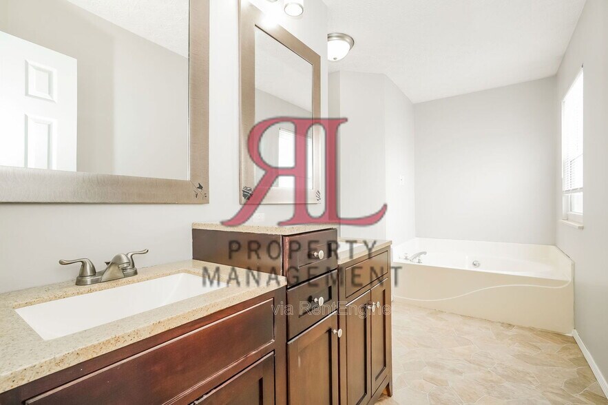 Building Photo - 26 E Woodfield Dr