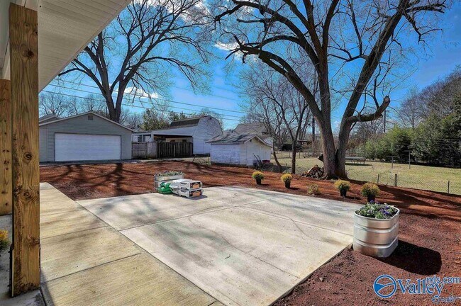 Building Photo - 1122 NE Wellman Ave