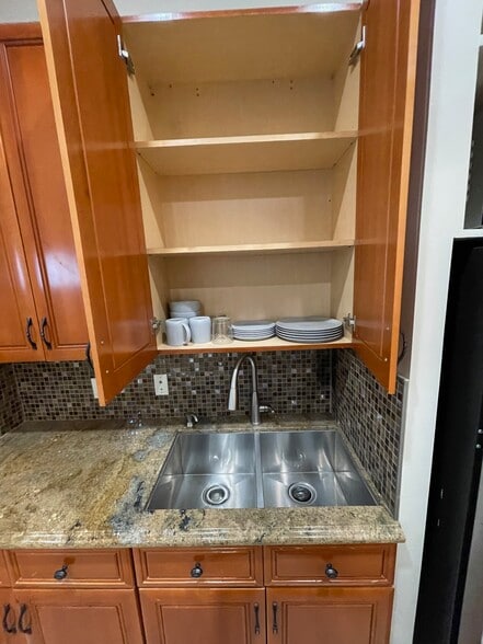 Building Photo - 7524 Fountain Ave