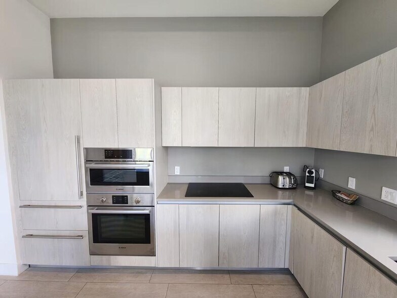Building Photo - 2721 Hallandale Beach Blvd