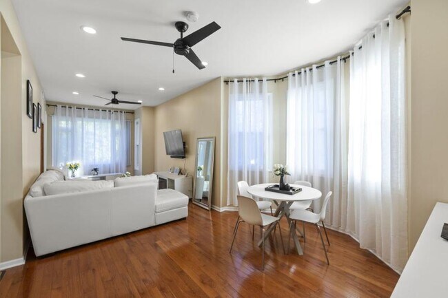 Building Photo - 3 bedroom in Chicago IL 60647